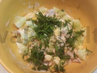 Salotos su upėtakiu, sūriu ir kukurūzais pagrindine nuotrauka