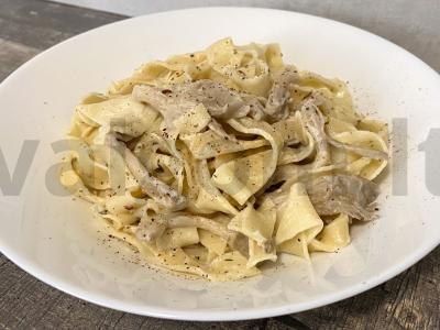 Namų fetučiniai grietinėlės padaže su pievagrybiais pagrindine nuotrauka