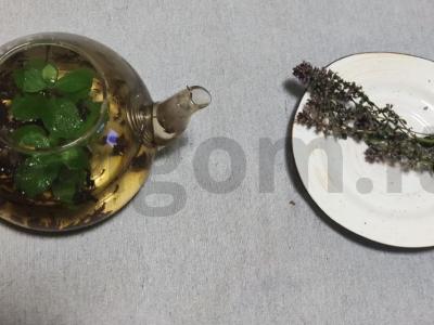 Juodasis arbata su mėtomis ir čiobreliais Žingsnis 1