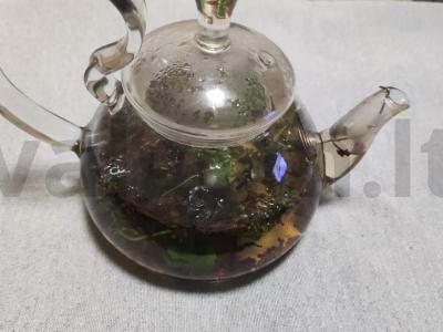 Juodasis arbata su mėtomis ir čiobreliais pagrindine nuotrauka