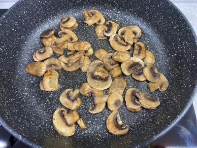 Pica su grybais, saliami ir pomidorų padažu Žingsnis 1