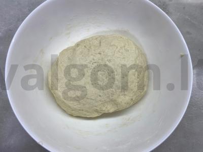 Pica su grybais, saliami ir pomidorų padažu Žingsnis 3