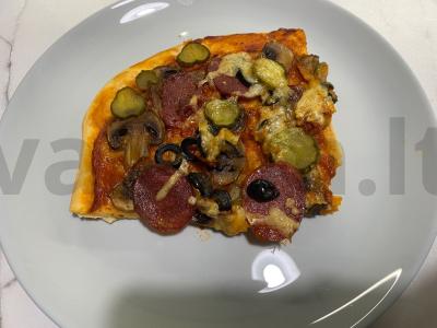 Pica su grybais, saliami ir pomidorų padažu pagrindine nuotrauka