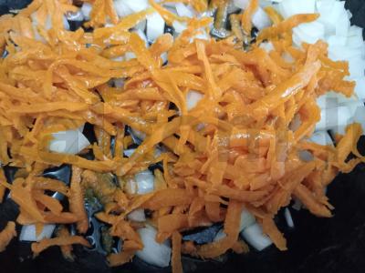 Troškinti vištienos širdelės su varškės sūriu Žingsnis 1