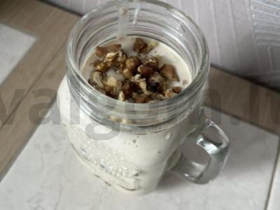 Varškės kokteilis su graikiniais riešutais pagrindine nuotrauka