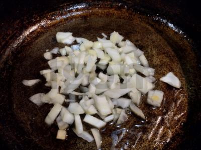 Salotas su marinuotais grybais, agurkais ir žolelėmis Žingsnis 1