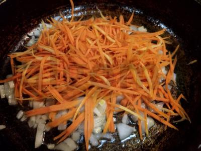 Salotas su marinuotais grybais, agurkais ir žolelėmis Žingsnis 2