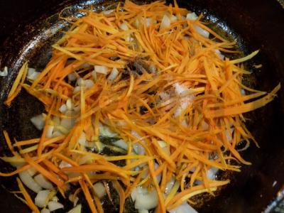 Salotas su marinuotais grybais, agurkais ir žolelėmis Žingsnis 3