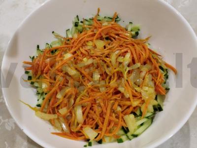 Salotas su marinuotais grybais, agurkais ir žolelėmis Žingsnis 5