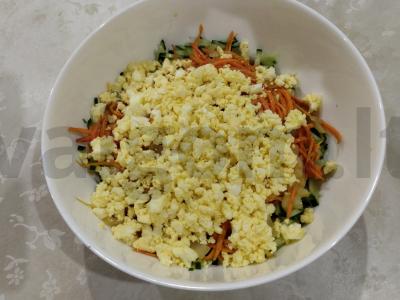 Salotas su marinuotais grybais, agurkais ir žolelėmis Žingsnis 6