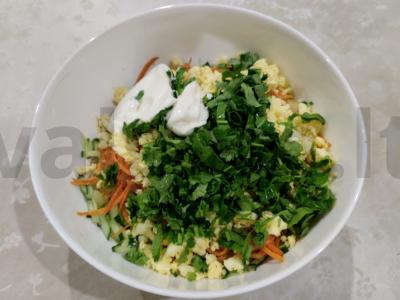 Salotas su marinuotais grybais, agurkais ir žolelėmis Žingsnis 7