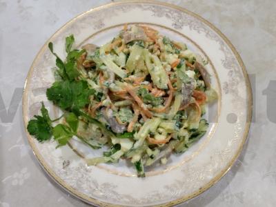 Salotas su marinuotais grybais, agurkais ir žolelėmis pagrindine nuotrauka