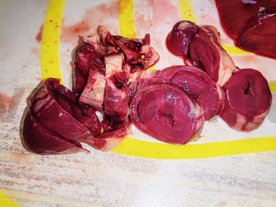 Troškinti vištienos širdelės su kepenimis ir pievagrybiais grietinėje Žingsnis 2