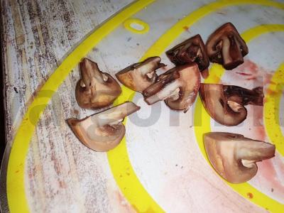 Troškinti vištienos širdelės su kepenimis ir pievagrybiais grietinėje Žingsnis 4