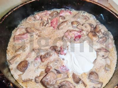 Troškinti vištienos širdelės su kepenimis ir pievagrybiais grietinėje Žingsnis 5