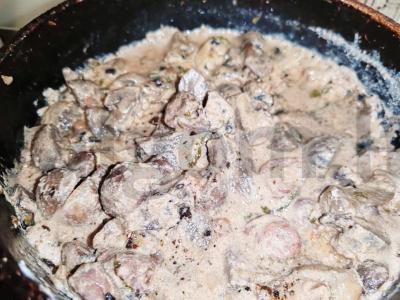 Troškinti vištienos širdelės su kepenimis ir pievagrybiais grietinėje Žingsnis 7