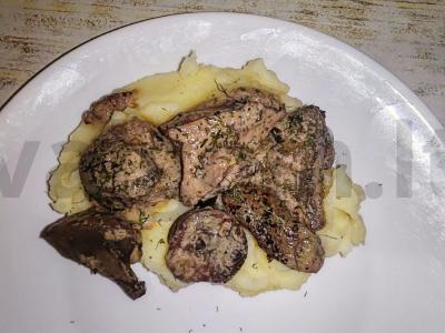 Troškinti vištienos širdelės su kepenimis ir pievagrybiais grietinėje pagrindine nuotrauka