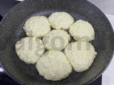 Varškėčiai iš grūdėtos varškės su grietine Žingsnis 3