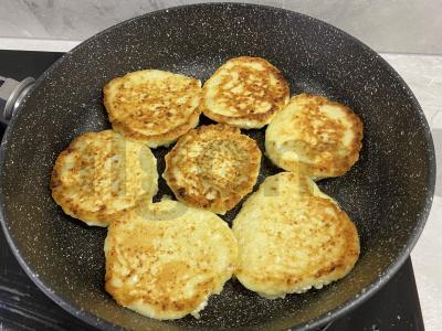 Varškėčiai iš grūdėtos varškės su grietine Žingsnis 4