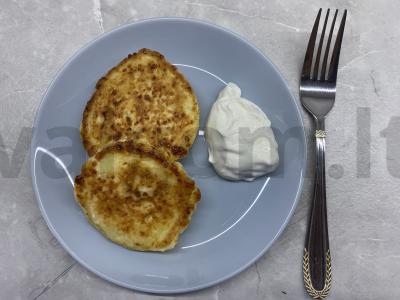 Varškėčiai iš grūdėtos varškės su grietine pagrindine nuotrauka