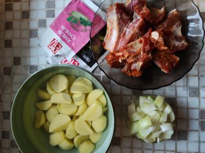 Keptas bulvės su šonkauliais Žingsnis 1