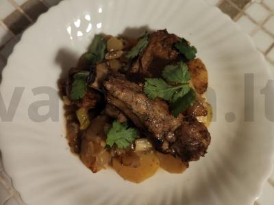 Keptas bulvės su šonkauliais pagrindine nuotrauka