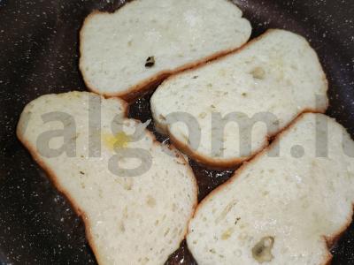 Pieniniai skrudinti duonos gabaliukai su karamelizuotu cukrumi Žingsnis 4