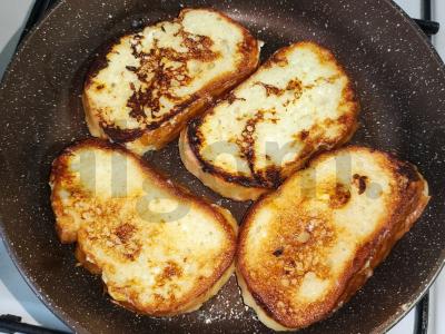 Pieniniai skrudinti duonos gabaliukai su karamelizuotu cukrumi Žingsnis 5