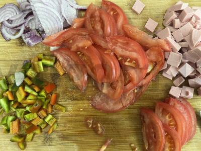 Pica su pomidorų pasta, daržovėmis ir dešra Žingsnis 1