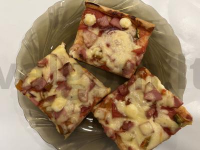 Pica su pomidorų pasta, daržovėmis ir dešra pagrindine nuotrauka