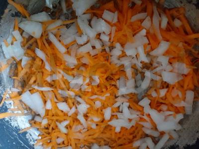 Troškinti vištienos šlaunelės lėtoje viryklėje Žingsnis 4