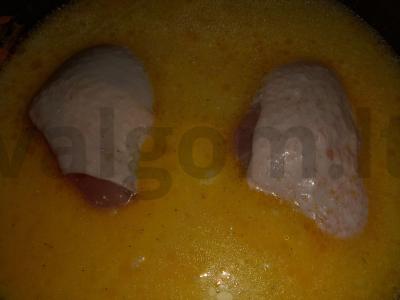 Troškinti vištienos šlaunelės lėtoje viryklėje Žingsnis 6