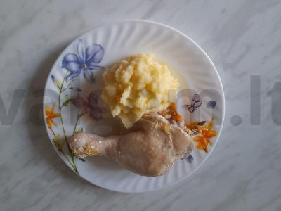 Troškinti vištienos šlaunelės lėtoje viryklėje pagrindine nuotrauka