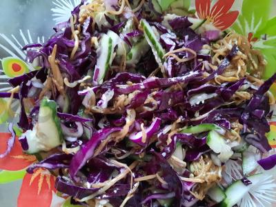 Salotos su raudonąja kopūstu ir avokado padažu pagrindine nuotrauka