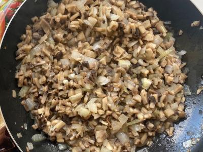 Kalakutiena su grybais kaimiškai Žingsnis 4