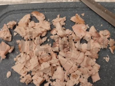 Salotas „Dama“ su vištienos krūtinėle ir žirneliais Žingsnis 2