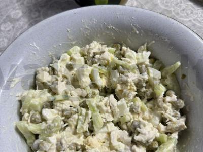 Salotos su žaliais žirneliais ir vištienos filė pagrindine nuotrauka