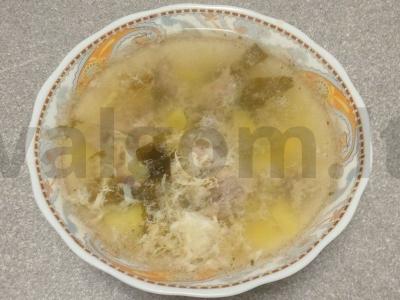 Sriuba su špinatais ir kiaušiniu ant ančių sultinio pagrindine nuotrauka