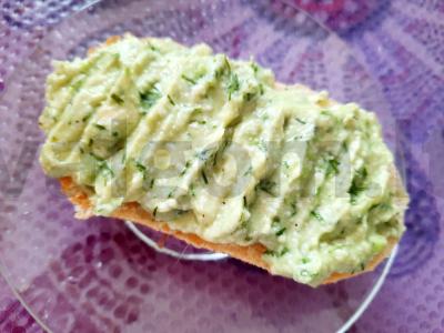 Veganiška avokado ir minkšto tofu užtepėlė pagrindine nuotrauka