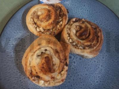 Sluoksniuotos tešlos sraigės su varške ir cinamonu pagrindine nuotrauka