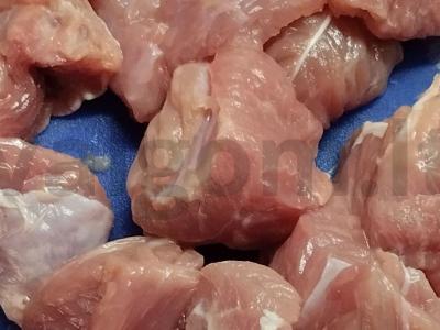 Kalakutiena pomidorų padaže keptuvėje Žingsnis 1