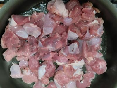 Kalakutiena pomidorų padaže keptuvėje Žingsnis 2