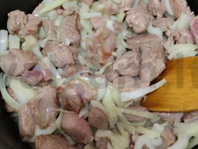 Kalakutiena pomidorų padaže keptuvėje Žingsnis 3