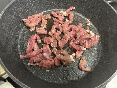 Rudųjų ryžių plovas su jautiena Žingsnis 1