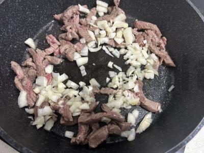 Rudųjų ryžių plovas su jautiena Žingsnis 2