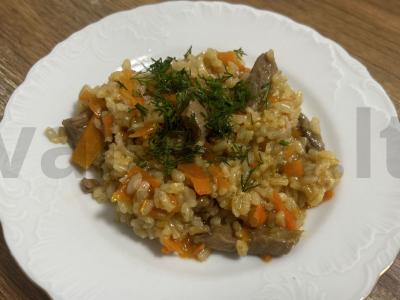 Rudųjų ryžių plovas su jautiena pagrindine nuotrauka