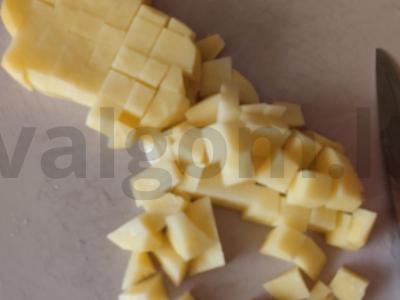 Raudonas barštis su mėsa ir šviežiais kopūstais Žingsnis 2