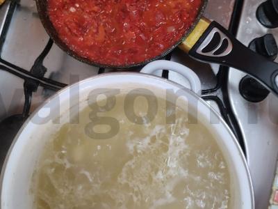 Raudonas barštis su mėsa ir šviežiais kopūstais Žingsnis 5