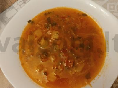 Raudonas barštis su mėsa ir šviežiais kopūstais pagrindine nuotrauka