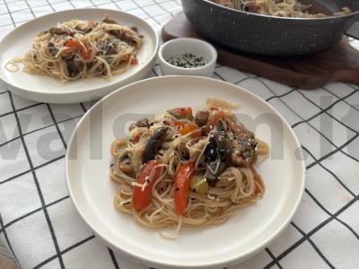 Funchosa su vištiena ir daržovėmis pagrindine nuotrauka